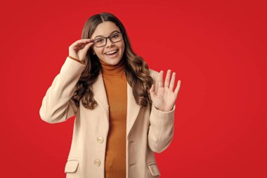 Sonbahar ve sonbahar. Sonbahar sezonu. Sonbahar modası. Mevsimlik moda tarzı. Merhaba okul zamanı. Kırmızıda izole edilmiş şık bir sonbahar kızı. Sonbahar ceketi giyen genç bir kız. Gözlüklü sonbahar kızı..