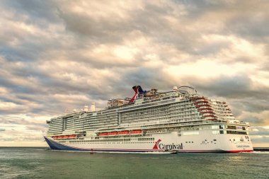 Miami, Florida, ABD - 23 Aralık 2024: Karnaval yolcu gemisi yolculuğu. Yaz tatilinde gemi turu. Karnaval yolcu gemisi. Gemi turu ve deniz seyahati. Gemi Miami sahil limanından ayrılıyor..