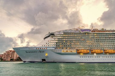 Miami, Florida, ABD - 16 Aralık 2024 yaz tatili. Royal Karayipler Uluslararası yolcu gemisi. Gemi turu. Lüks gemi gezisi. Deniz Yolcuları Seyahat Senfonisi. Okyanus yolculuğu.