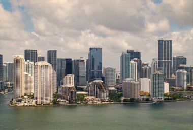 Miami finans bölgesinin manzara manzarası. Brickell, Miami 'de. İkonik binaları olan Miami şehir manzarası. Miami şehir manzarası