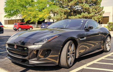 Park Ridge, Illinois, ABD - 29 Ağustos 2024: 2016 Jaguar F spor arabası. Jaguar F tipi lüks bir spor araba. Jaguar F spor arabası dışarıda park edilmiş. Jaguar F, ön manzara..