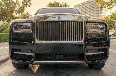 Miami, Florida, ABD - 17 Nisan 2025 Araba Rolls Royce Cullinan dışarıda park halinde. Siyah araba, ön manzara. 2019 Rolls Royce Cullinan lüks SUV arabası. Lüks SUV arabası Rolls Royce Cullinan.