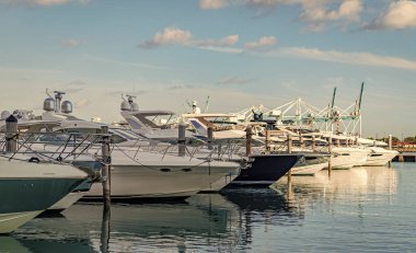 Lüks yaşam tarzı ve zenginlik. Denizdeki sürat teknesi. Yaz tatili. Lüks marina. Sefer teknesi denizde yüzüyor. Deniz marinası. Lüks yat marinası. Limandaki lüks yat teknesi..