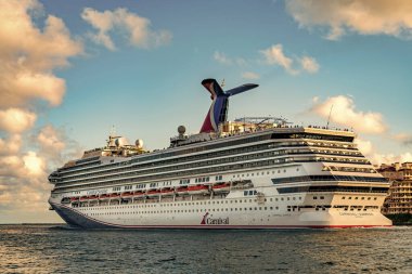 Miami, Florida, ABD - 10 Aralık 2024: Karnaval yolcu gemisi. Gemi turu ve seyahat. Gemi Miami limanından ayrılıyor. Tatil turu. Karnaval Gündoğumu yolcu gemisi yolculuğu. Yaz tatilinde gezmek.