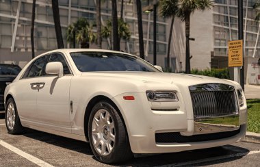 Miami, Florida, ABD - 21 Nisan 2025: Rolls Royce Ghost 2013 Sedan Car. Lüks sedan araba Rolls Royce Ghost. Araba Rolls Royce Ghost dışarı park etmiş. Beyaz sedan araba, köşe manzaralı..