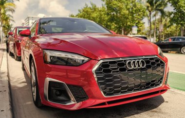 Miami, Florida, ABD - 02 Nisan 2025: lüks araba Audi A5 S. Audi A5 S dışarıda park halinde. Kırmızı araba, ön manzara. 2024 Audi A5 S arabası.