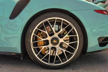 Miami, Florida, ABD - 4 Nisan 2025: mavi üstü açık spor araba, yan görüş. Porsche 911 üstü açık spor araba. Lüks üstü açık Porsche 911. Porsche 911 'i dışarıda park etmiş..