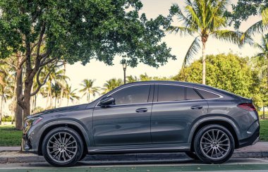 Miami, Florida, ABD - 07 Nisan 2025 Mercedes Benz GLE coupe car. Coupe Mercedes Benz GLE. Mercedes Benz GLE dışarıda park halinde. Gri araba, yan görüş..