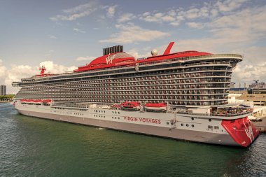 Miami, Florida, ABD - 3 Kasım 2024: Virgin Voyages and Bain Capital. Gemi turu. Lüks ve pahalı. Seyahat acentası turu. Cesur bayan yolcu gemisi yolculuğu. Gemi gezisi yaz tatili.