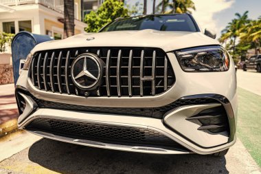 Miami, Florida, ABD - 13 Nisan 2025 Mercedes Benz GLE Coupe SUV arabası. Mercedes Mercedes Benz GLE. Mercedes Benz GLE dışarıda park halinde. Beyaz spor araba, köşe manzaralı..