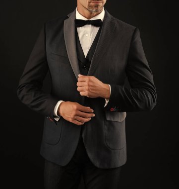 Resmi etkinlikte zengin bir iş adamı. Zengin ısmarlama smokinli adam. Siyah takım elbiseli smokinli adam izole edilmiş. Resmi erkek giyim sektöründe başarılı bir adam. Erkek giyim tarzı. Şık smokin papyonu..