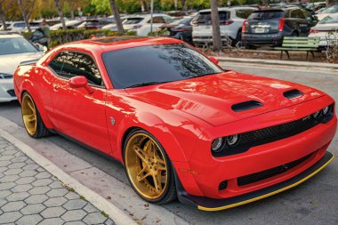 Miami, Florida, ABD - 13 Nisan 2025 Spor araba Dodge Challenger SRT Hellcat. Dodge Challenger SRT arabası park edilmiş. Kırmızı spor araba, ön köşe manzaralı. 2018 Dodge Challenger SRT Helkatlı spor araba.