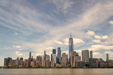 New York, Birleşik Devletler. New York Manhattan 'ın ufuk çizgisi finans bölgesi. Manhattan güzel silueti, New York, Birleşik Devletler. Manhattan 'ın ortasındaki New York şehrinin gökyüzü manzarası. ABD NYC 'de. Amerikan en büyük şehri.