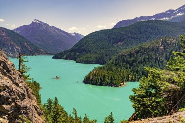 Dağ manzaralı Diablo gölü. Dağ tepesi ve Diablo gölü manzarası. Dağ suyu manzarası. Kuzey Cascades Ulusal Parkı 'ndaki Diablo Gölü. Diablo Gölü 'nün manzarası.