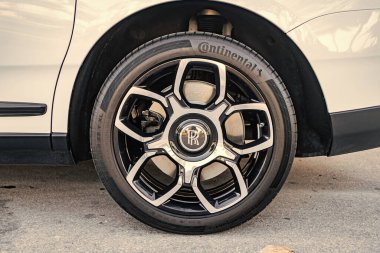 Miami, Florida, ABD - 08 Nisan 2025: Car Rolls Royce Cullinan açık havada park etti. Beyaz araba, tekerlek manzaralı. 2023 Rolls Royce Cullinan lüks SUV arabası. Lüks SUV arabası Rolls Royce Cullinan.