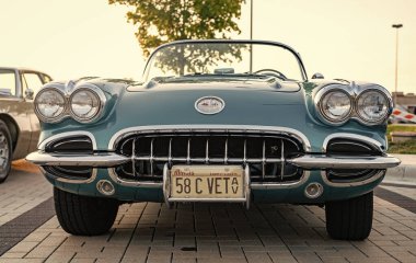 Park Ridge, Illinois, ABD - 22 Ağustos 2024 Chevrolet Corvette C1 'in üstü açık arabası. Chevy Corvette. Otomobil fuarının önüne park edilmiş üstü açık bir araba. 1958 Chevrolet Corvette C1 retro araba.