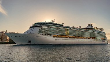 Miami, Florida, ABD - 24 Aralık 2024: Seas yolcu gemisinin bağımsızlığı. Yaz tatilinde gemi turu. Royal Karayipler Uluslararası yolcu gemisi. Gemi turu. Gemi port 'tan ayrılıyor.