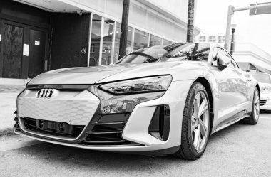 Miami, Florida, ABD - 17 Kasım 2024: Audi e-Tron GT 2022 elektrikli araba. Audi e-Tron GT tipi lüks elektrikli araba. Audi e-Tron 'un arabası dışarıda park edilmiş. Audi e-Tron elektrikli araba, alçak görüş.