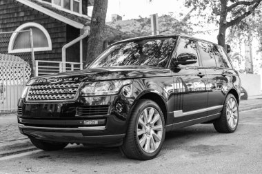 Miami, Florida, ABD - 08 Aralık 2024 Land Rover Range Rover 'ın lüks SUV arabası. Land Rover 'ın arabası dışarıda park edilmiş. Range Rover SUV 2016 siyah renk, köşe görünümü.