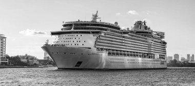 Miami, Florida, ABD - 24 Aralık 2024 Yaz Tatili Seyahati. Royal Karayipler Uluslararası yolcu gemisi. Gemi turu. Gemi rıhtımdan ayrılıyor. Deniz Gezisi Gezisinin Bağımsızlığı.