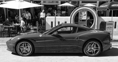 Miami, Florida, ABD - 23 Kasım 2024: 2017 Ferrari California T üstü açık spor araba. Ferrari California T tipi spor araba. Ferrari California 'nın açık hava aracı. Ferrari California, yan görünüm.