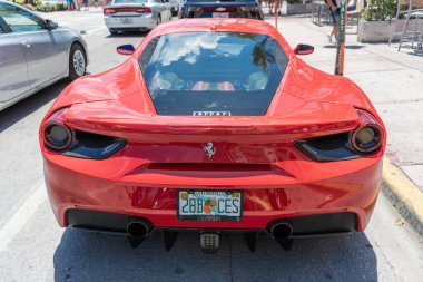 Miami, Florida, ABD - 27 Temmuz 2025: Kırmızı araba, köşe manzaralı. Ferrari 488 Spider 2017 üstü açık araba. Üstü açık araba Ferrari 488 Spider. Araba Ferrari 488 Spider dışarı park etmiş..