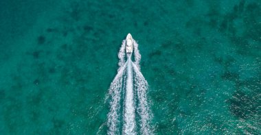 Yat teknesi turu. Lüks tekne yatı. Sürat teknesi denizde. Lüks bir yat kiralama şirketi. Motorlu yat lüks gemi. Deniz motoru. Deniz yaz tatili. Hava motorlu teknesi.