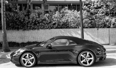 Miami, Florida, ABD - 11 Aralık 2024: Mavi Porsche 911 üstü açık araba. Porsche 911 tipi üstü açık lüks bir araba. Porsche 'nin arabası dışarıda park edilmiş. Porsche, yan görünüm.