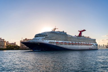 Miami, Florida, ABD - 24 Aralık 2024: Karnaval Gündoğumu yolcu gemisi yolculuğu. Yaz tatilinde gemi turu. Karnaval gemi seyahati. Gemi turu. Denizde seyahat et. Gemi Miami sahil limanından ayrılıyor..