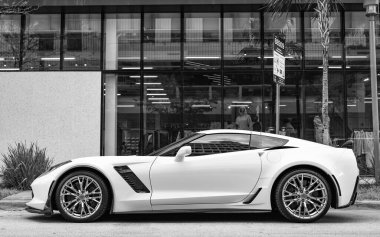 Miami, Florida, ABD - 19 Kasım 2024 Chevrolet Corvette, yan görüş. 2016 Chevrolet Corvette ZO6 Chevy spor araba. Chevrolet Corvette 'in spor arabası. Chevy Corvette ZO6 'nın arabası..