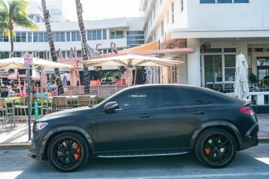 Miami, Florida, ABD - 27 Temmuz 2025: Mercedes Benz GLE SUV Alman akort şirketi Brabus 2024 tarafından modifiye edilmiştir. Brabus Mercedes Benz GLE SUV. Mercedes Mercedes Benz GLE açık havada. Siyah mat araba, alçak görüş..