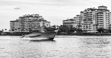 Lüks motorlu tekne yatı. Yat marinaya gidiyor. Tekne ve yat gezisi. Lüks bir yaşam tarzı. Fisher Adası 'nda lüks bir binada yat. Yaz tatili. Fisher Adası Binası. Deniz tatili.