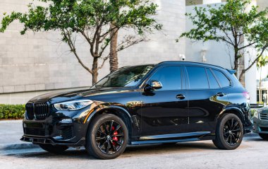 Miami, Florida, ABD - 27 Temmuz 2025: BMW X5 G05 2019 SUV otomobil. Lüks SUV BMW X5 G05. BMW X5 G05 SUV dışarıda park halinde. Siyah SUV arabası, yan görüş..