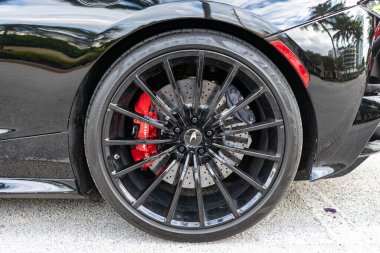 Miami, Florida, ABD - 27 Temmuz 2025: McLaren GT 2020 coupe car. Lüks araba McLaren GT. Araba McLaren GT dışarıda park halinde. Siyah spor araba, yan görüş.