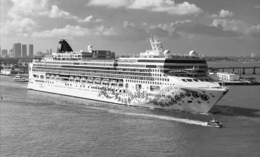 Miami, Florida, ABD - 31 Mart 2025: Gemi turu ve deniz yolculuğu. Gemi Miami sahil limanından ayrılıyor. Norveç Pearl yolcu gemisi yolculuğu. Yaz tatilinde gemi turu. Norveç yolcu gemisi.