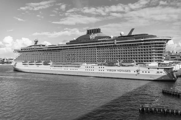 Miami, Florida, ABD - 3 Kasım 2024: Valiant Lady Cruise Gemisi Yolculuğu. Yaz tatili için gemi turu. Bakire Yolculukları ve Bain Capital. Gemi turu ve deniz seyahati. Seyahat acentası turu.