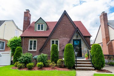 Özel aile evi. Mahalle mimarisi. Mahallede mülk. Konut mülk evi. Konut mimarisi. Banliyö mahallesi. Banliyö ev mimarisi. Banliyö sokağı.