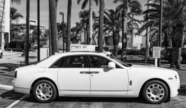 Miami, Florida, ABD - 21 Kasım 2024: Rolls Royce Ghost 2013 arabası. Rolls Royce Hayalet modelinin lüks arabası. Beyaz Rolls Royce arabası dışarıda park halinde. Rolls Royce, yan görüş..