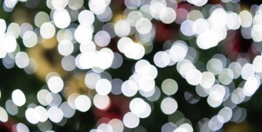 Bokeh beyaz yeni yıl. Bulanık arka plan. Parlayan soyutlamanın odaklanması yok. Görüntü bokeh arkaplanı. Odaklanmamış, soyut, parlak bir arka plan, kimse yok. Odaklanmamış bulanıklık.