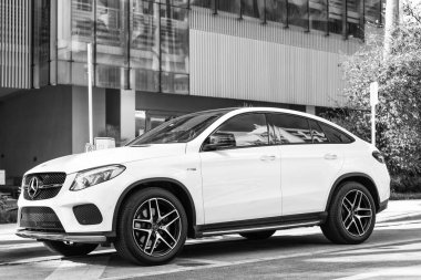 Miami, Florida, ABD - 17 Aralık 2024 Mercedes Benz GLE coupe. Mercedes Benz GLE tipi lüks bir araba. Beyaz Mercedes Benz GLE dışarıda park edilmiş. Mercedes Benz GLE, köşe görünümü.