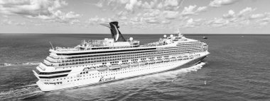 Miami, Florida, ABD - 27 Mart 2025: Karnaval Gündoğumu yolcu gemisi yolculuğu. Yaz tatilinde gemi turu. Karnaval yolcu gemisi. Gemi turu ve deniz seyahati. Gemi limandan ayrılıyor..