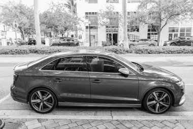 Miami, Florida, ABD - 05 Aralık 2024 Audi RS3 Sport Hatchback otomobili. Audi RS3 'ün lüks arabası. Audi RS3 'ün arabası dışarıda park edilmiş. Audi RS3 mavi renk, kenar görünüm.