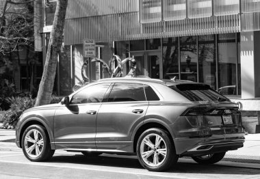 Miami, Florida, ABD - 09 Aralık 2024: Audi Q8 quattro 2019 spor geçiş aracı. Audi Q8 tipinde bir spor araba. Audi Q8 'in arabası dışarıda park edilmiş. Audi Q8, yan görünüm.