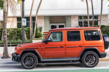 Miami, Florida, ABD - 27 Temmuz 2025 Mercedes Benz AMG 63 2022 SUV veya vagon arabası. SUV Mercedes Benz AMG 63. Mercedes Benz AMG 63 dışarıda park halinde. Portakal rengi mat araba, yan görünüm.