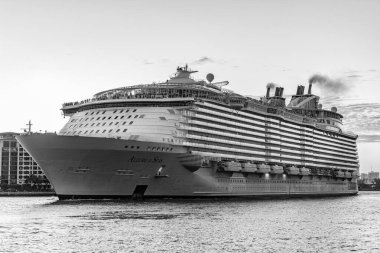 Miami, Florida, ABD - 24 Aralık 2024: Allure of the Seas yolcu gemisi seferi. Yaz tatili gezisi. Royal Karayipler Uluslararası yolcu gemisi. Gemi turu. Deniz yolculuğu. Gemi Miami limanından ayrılıyor..