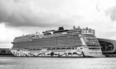 Miami, Florida, ABD - 4 Kasım 2024 Yaz Tatili Seyahati. Norveç yolcu gemisi. Gemi turu ve deniz seyahati. Gemi seyahate koyuluyor. Norveççe Tekrar Yolcu Gemisi Yolculuğu.