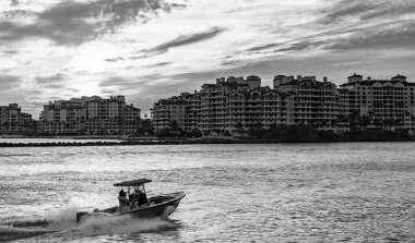 Lüks motorlu tekne yatı. Yat marinaya gidiyor. Tekne ve yat gezisi. Lüks bir yaşam tarzı. Fisher Adası 'nda lüks bir binada yat. Yaz tatili. Fisher Adası Binası. Deniz tatili.