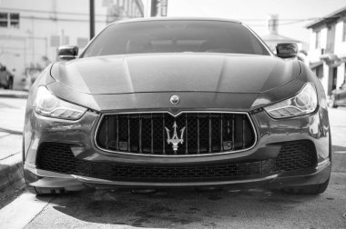 Miami, Florida, ABD - 06 Aralık 2024: Maserati Ghibli 2025 spor yara izi. Maserati Ghibli 'nin lüks spor arabası. Maserati Ghibli 'nin arabası dışarıda park edilmiş. Maserati Ghibli, ön manzara..