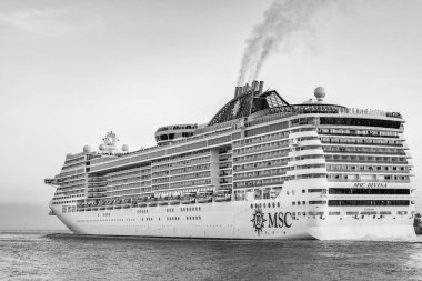 Miami, Florida, ABD - 21 Aralık 2024: MSC Divina yolcu gemisi yolculuğu. Yaz tatilinde gemi turu. MSC yolcu gemisinde. Gemi turu ve deniz seyahati. Gemi gün batımında limandan ayrılıyor..