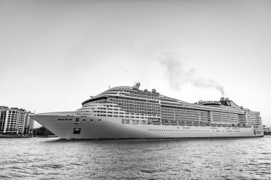 Miami, Florida, ABD - 21 Aralık 2024: Gemi turu ve deniz yolculuğu. Gemi deniz manzaralı limandan ayrılıyor. MSC Divina yolcu gemisi yolculuğu. Yaz tatilinde gemi turu. MSC seyahat şirketinde..